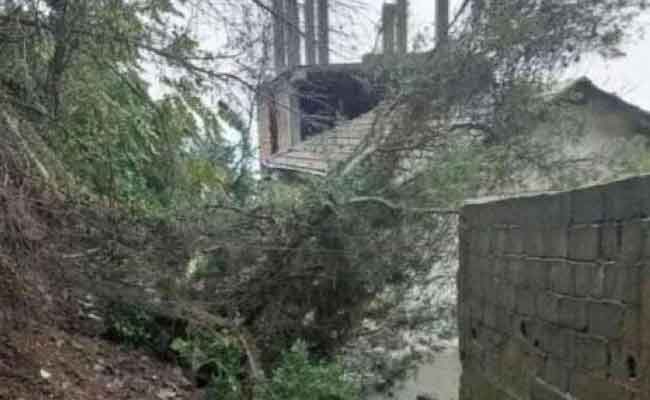 انهيار مسكن هش جراء انزلاق ترابي يخلف مقتل 3 شباب بالرايس حميدو بالعاصمة