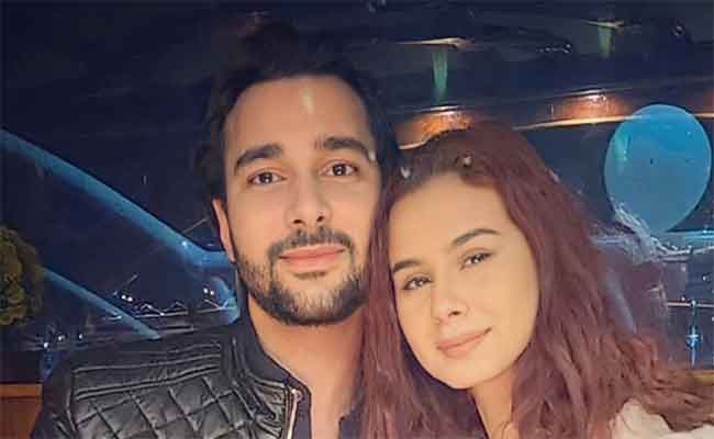 منة عرفة ومحمود المهدي ينهيان زواجهما قبل أيام من حفل الزفاف…