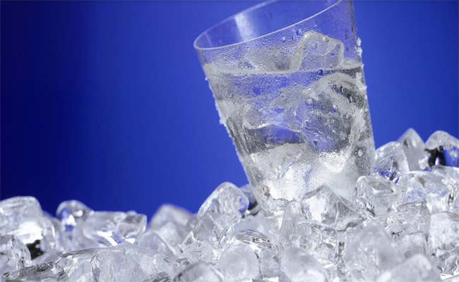 ما هي أضرار شرب الماء المثلج؟