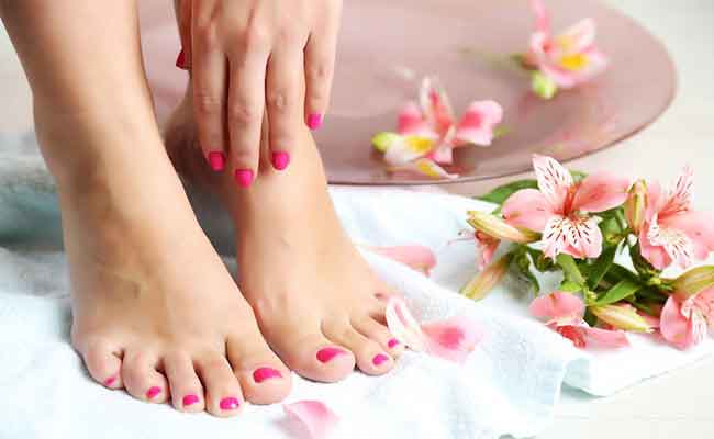 5 خطوات بسيطة لعمل باديكير القدم في المنزل!