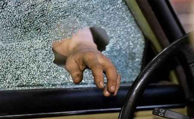 سرقة سيارة شاب و تكبيله من اليدين و الرجلين و رميه على حافة الطريق بباتنة