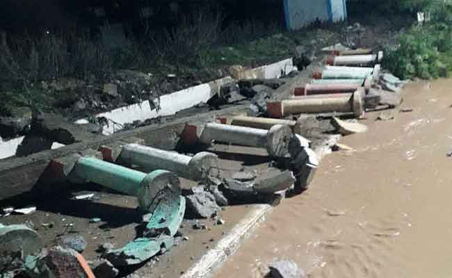 سقوط الجدار الواقي لمدخل بلدية القطار في غليزان