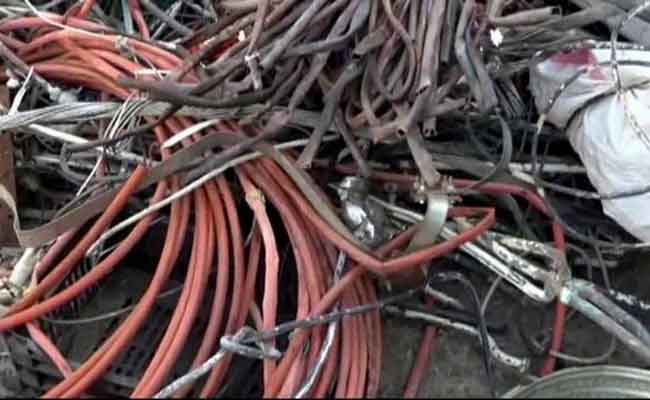 توقيف ثلاث أشخاص متلبسين بسرقة الكوابل الكهربائية بأدرار