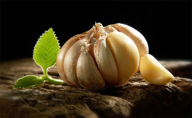 8 أسباب تدفعك لأكل الثوم على الريق…