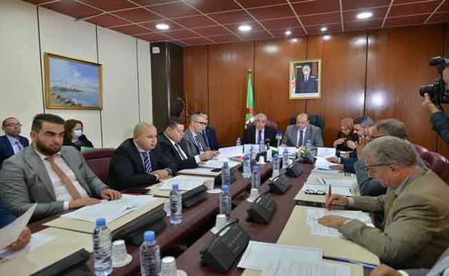 وزير العدل يعرض مشروع قانون مكافحة المضاربة أمام لجنة الشؤون القانونية للمجلس الشعبي