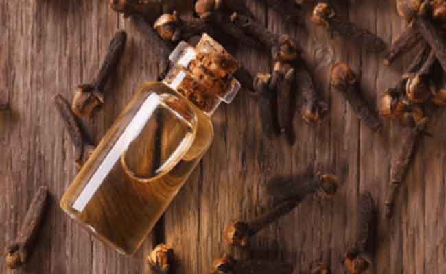 كيف يساعد القرنفل على فرد الشعر؟