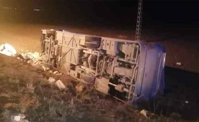 انقلاب حافلة لنقل الطلبة يخلف إصابة 19 طالبا بتيارات