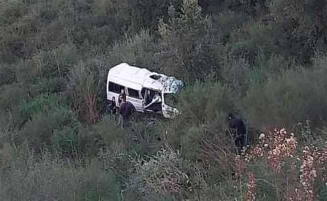 انقلاب مركبة لنقل المسافرين يخلف قتيلا و  14 جريح بتيزي وزو