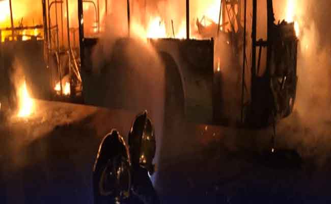 النيران تلتهم حافلتين لنقل الطلبة بخزرونة بالبليدة دون تسجيل خسائر بشرية