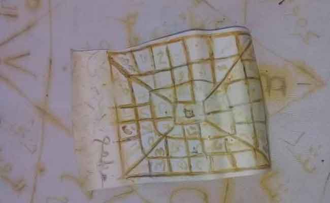 مواطنون يعثرون على طلاسم و سحور في مقبرة بالوادي