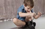 ما هو العمر الأنسب لتعليم الطفل ربط حذائه؟