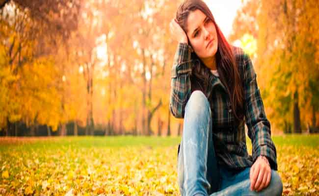 ما هو اكتئاب الخريف؟ وكيف يمكن أن تتعرّفوا على أعراضه؟