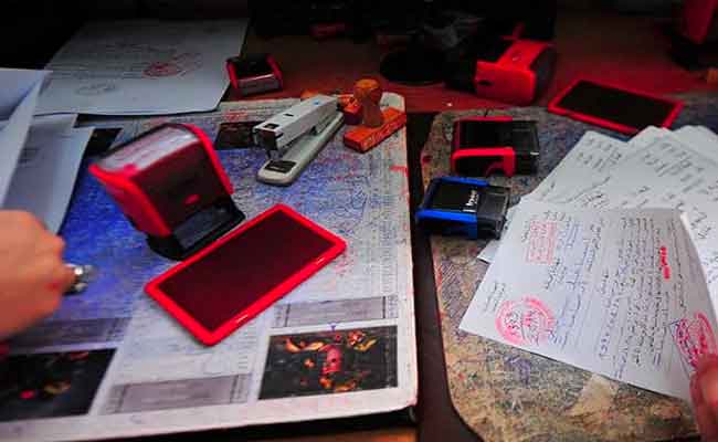 تفكيك شبكة تحترف تزوير الوثائق وتقليد الأختام بالشلف