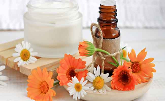 هل فكّرتِ يوماً باستخدام زيت البابونج لبشرة أكثر نضارة؟