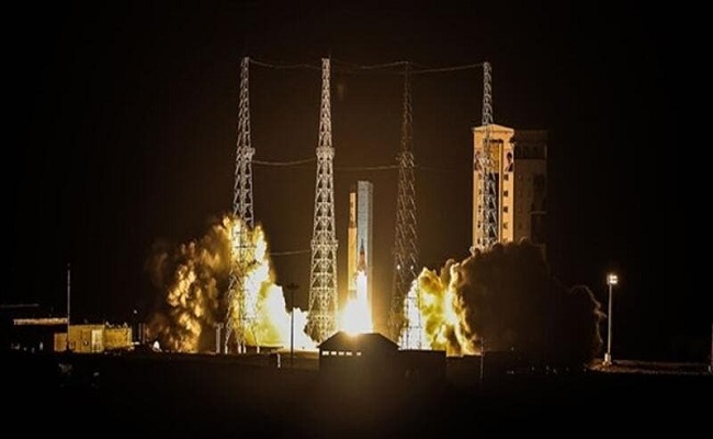 إيران تطلق ثلاثة أقمار إلى الفضاء