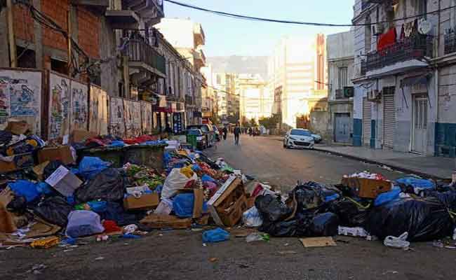 مواطنون يغلقون الطريق بالقمامة للتعبير عن احتجاجهم بوهران