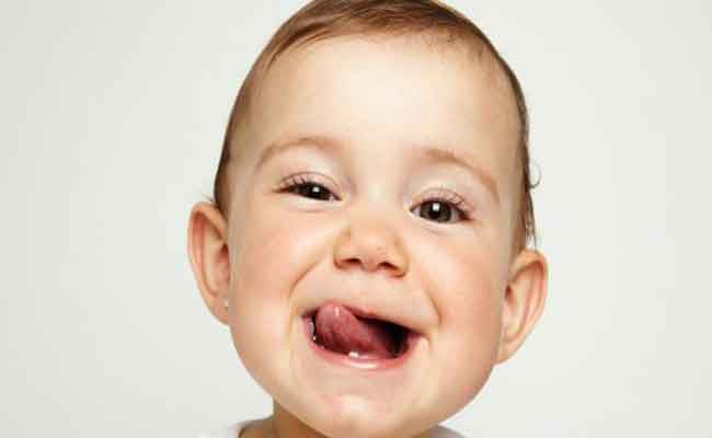 هل تعلمين لماذا يُخرج رضيعك لسانه من فمه؟