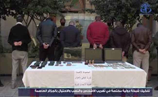 الإطاحة بشبكة إجرامية دولية مختصة في تهريب الأشخاص والنصب والاحتيال بالعاصمة