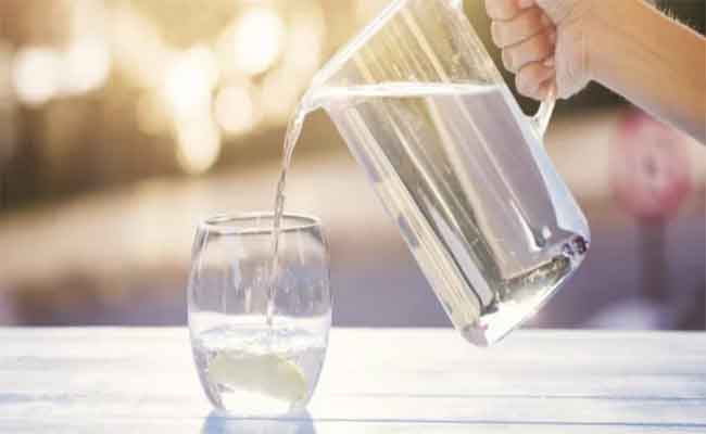 ما هي الفوائد التي تحصلون عليها بعد شرب كوبٍ من الماء الساخن؟