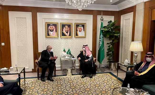 مباحثات بين لعمامرة و نظيره السعودي