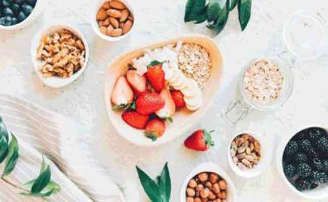 اي مأكولات يجب أن يركّز على تناولها مريض القولون؟