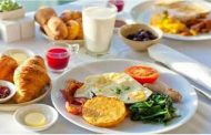 ما هي فوائد واضرار وجبة الفطور المتأخرة؟
