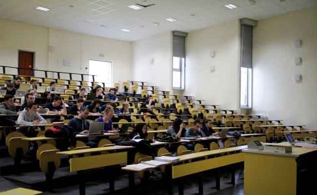 عدة جامعات تعلق الدراسة و تؤجل الامتحانات