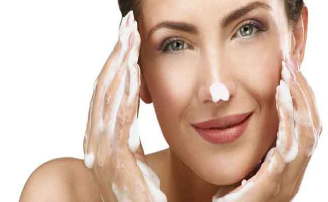 بهذه الخطوات يمكنك تنظيف البشرة جيداً في الشتاء