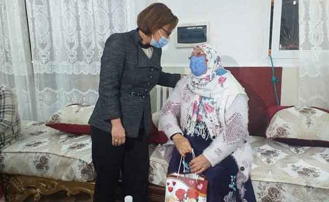 وزيرة التضامن تتقاسم احتفالات السنة الأمازيغية مع المقيمات بدار المسنين بدالي ابراهيم