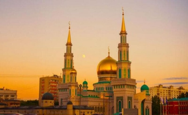 جلسة تصوير عارية أمام مسجد في موسكو...