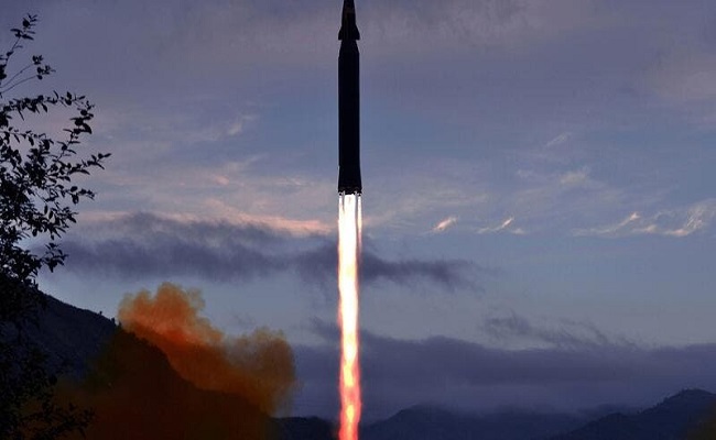 كوريا الشمالية تختبر صاروخا أسرع من الصوت