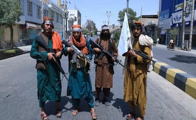 طالبان تفرض غرامة على عدم الصلاة بالمسجد