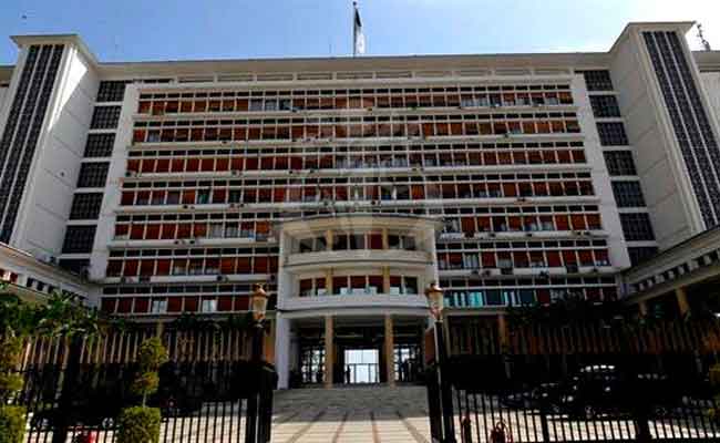 الحكومة تدرس مشاريع قوانين وتقديم عروض تخص عدة قطاعات