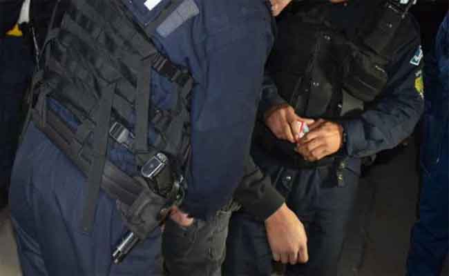 الإطاحة بشخص يسرق كوابل شبكة الإنارة العمومية بسكيكدة