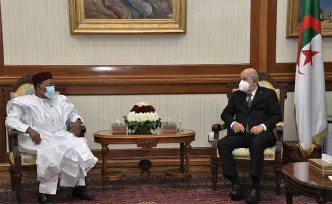 استقبال تبون لرئيس النيجر السابق محمدو إيسوفو