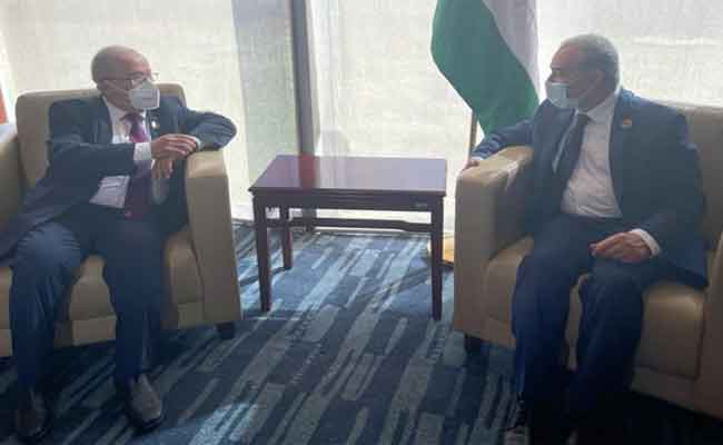 لعمامرة يجري محادثات مع رئيس الوزراء الفلسطيني قبيل انطلاق القمة الافريقية