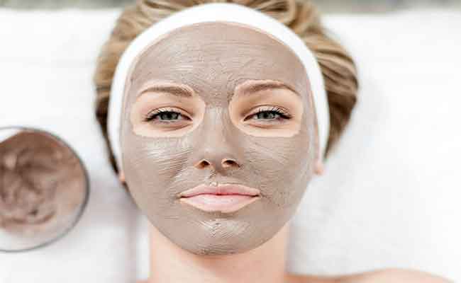 ما هو الفرق بين القناع الورقي وقناع الطين لبشرة الوجه؟