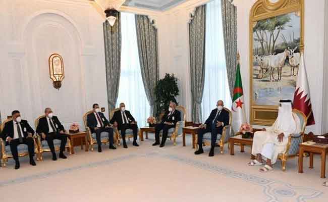 الرئيس تبون يجري محادثات مع أمير دولة قطر بالدوحة