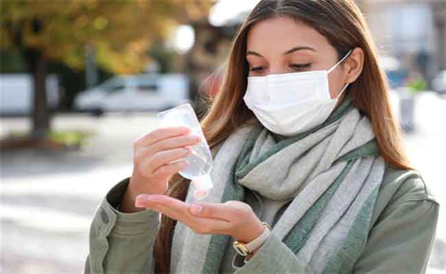 على الرغم من سرعة إنتشار أوميكرون…ما هي الأسباب التي دفعت بالدول لتقليل فترة العزل والحجر لكورونا؟