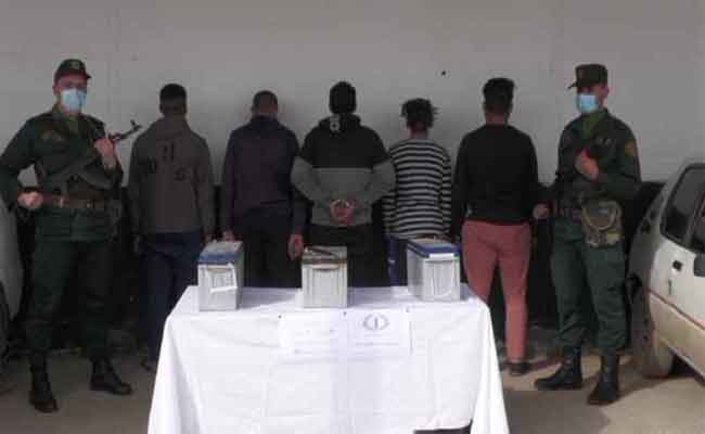 تفكيك شبكة إجرامية تحترف سرقة بطاريات ألواح الطاقة الشمسية بوهران