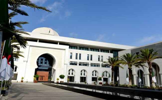 وزارة الخارجية تؤكد “حرصها التام للعمل و تضافر الجهود من أجل سلامة أفراد الجالية الوطنية المقيمين في أوكرانيا”