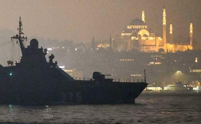 سفينة حربية روسية تعبر مضيق إسطنبول