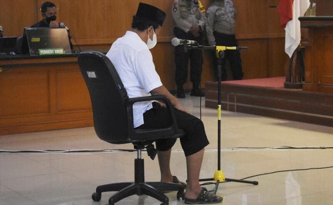 في إندونيسيا اعتقال مدير مدرسة اغتصب 13 طالبة
