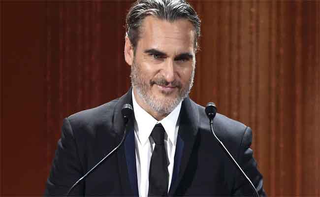 خواكين فينيكس يبدأ رحلة صعود “نابليون” الى السلطة في سيرة ذاتية عن حياته لصالح منصة “أبل”…