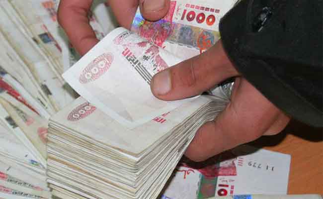 الإطاحة بمروج لأوراق نقدية مزورة و للكحول و المخدرات و حيازة الأسلحة البيضاء بمعسكر