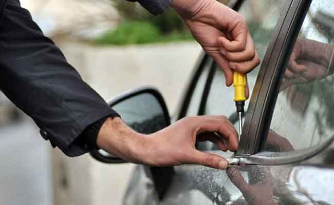 الإطاحة بشبكة جهوية تحترف سرقة السيارات وتزوير البطاقات الرمادية بڤالمة