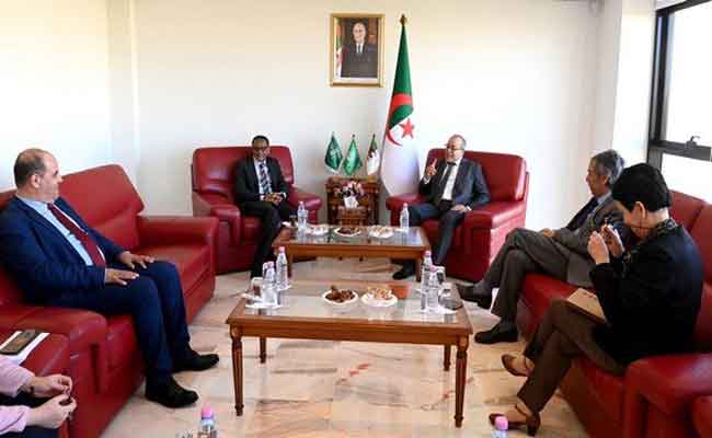 استقبال وزير الاتصال للمدير العام لاتحاد إذاعات الدول العربية