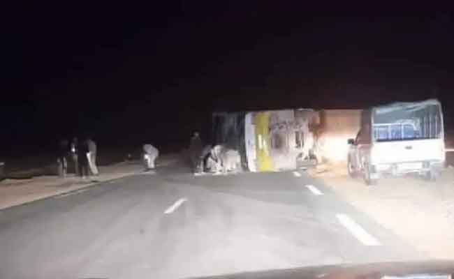 انقلاب شاحنة يخلف قتيلان و مصابان بتيمياوين في أدرار