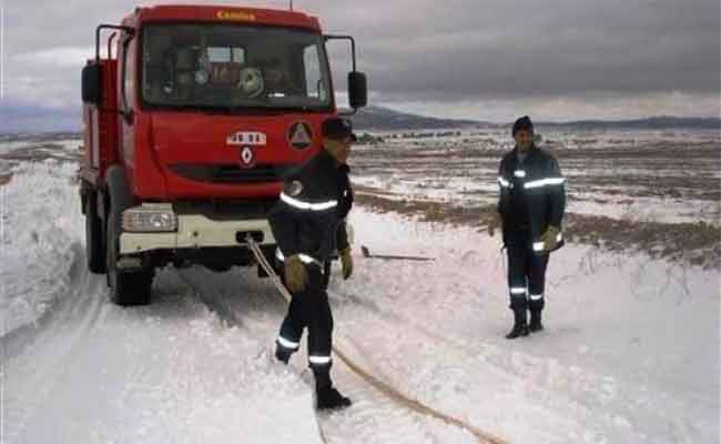 الحماية المدنية تنقذ 7 اشخاص علقوا وسط الثلوج بالبويرة