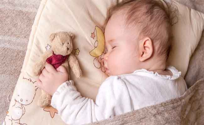 كيف يكون نوم الرضيع في الشهر الخامس من عمره؟